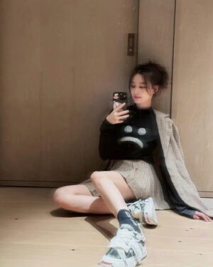 Xu Yiyang Instagram - 🤳🏻今日份对镜自拍
