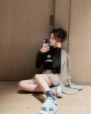 Xu Yiyang Instagram - 🤳🏻今日份对镜自拍