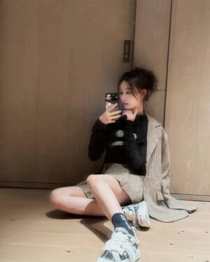 Xu Yiyang Instagram - 🤳🏻今日份对镜自拍