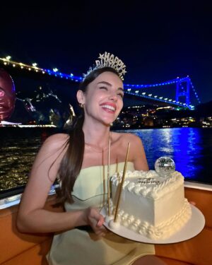 Yağmur Tanrisevsin Instagram - Yenilik ve güzelliklerle..🥳🎂🫶🏼🧚🏻‍♂️🌟