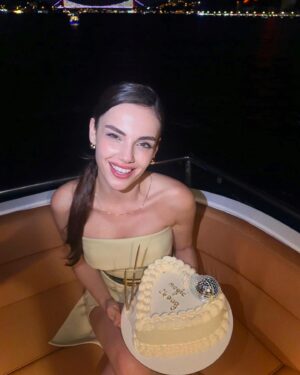 Yağmur Tanrisevsin Instagram - Yenilik ve güzelliklerle..🥳🎂🫶🏼🧚🏻‍♂️🌟