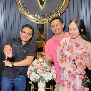 Yama Carlos Instagram - Glowiiing bersama @vclinic_indonesia 👍🙏❤
.
@carinaivola 
.
#yamacarlos #carinaivola #ceritayamacarina #actor #model #babamarco #airnations #vclinicindonesia #glowing #pujituhan