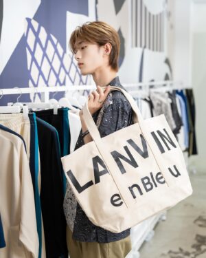 Yamanaka Jyutaro Instagram - LANVINenBleuESSENTIALさんのポップアップにお邪魔させていただきました！
店内も可愛いし、何よりアイテムがいい、、
つけやすそうなアクセとかベビーサイズも可愛い服もあったよ

ポップアップは10/28日までです！
ラフォーレ原宿1Fみたいです！ぜひ！

#LANVINenBleuESSENTIAL
#FamilyLove
#ランバンオンブルーエッセンシャル
＠lanvin_en_bleu_essential