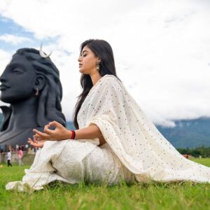 Yamini Bhaskar Instagram - The body benefits from movement and the mind benefits from stillness 🧘‍♀️
.
.
Happy international yoga day 🙏
#yoga #mind #body #stillness #ishafoundation #sadhguru #adiyogi
