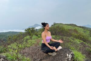 Yamini Bhaskar Instagram - The body benefits from movement and the mind benefits from stillness 🧘‍♀️
.
.
Happy international yoga day 🙏
#yoga #mind #body #stillness #ishafoundation #sadhguru #adiyogi