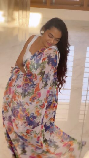Yamuna Chinnadurai Instagram - Majaava irukuriye panju muttaya 
Saree @selaiyum_ravikaiyum