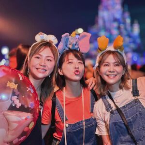 Yan-Pei Su Instagram - 幸好我們第一次出國旅行（ #香港）
沒有吵架😜
可以相親相愛一輩子了💕

謝謝妳們的陪伴
也讓我在那天的餐廳裡
有望出去整片的維多利亞港夜景相伴
過了一個開心又浪漫的生日大餐🎂
愛妳們🩵
林柏妤

2024 #生日快樂 #永遠相親相愛 #彼此陪伴
#迪士尼 #小飛象 #呆寶