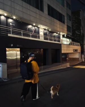 Yang Da-il Instagram - 후… 지치지 않는 그녀와의 데이트.. (이름은 바벨이지만 암컷임)
아무튼 어렸을때부터 백팩 트라우마있어서 운동이나 여행 다닐때나 백팩은 쳐다도 안봤단 말이야
근데 나 이거 매고나서부터 딴 가방 못매겟자나
활용도 미쳐버리자나
운동갈때 이제 이거 없으면 안되자나
주변 운동하는 친구들 이거 매고 다닐때 맨날 바리바리 싸들고 댕길때마다오늘 쓰지도 않는 걸 왜캐 저리 바리바리 싸들고 다니는 거지 쟤들은?
무겁지도 않나 했는데
지금 내가 다 싸고 다니자너 
아무튼 개추천