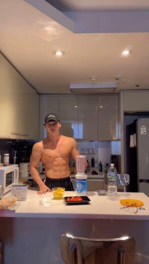 Yang Da-il Instagram - 마이프로틴 클리어웨이 요거트맛 아침에 눈뜨자마자 얼음이랑 과일 아무거나 막 집어넣고 꿀 넣고 스무디로 만들어먹기 개꿀 
@myproteinkr
