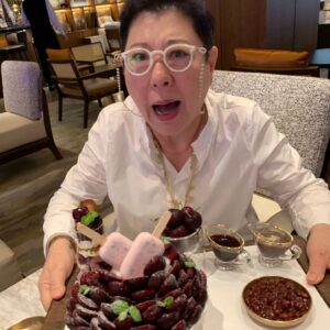 Yang Hee-eun Instagram - 선우용녀언니랑 
신종철셰프랑
미선이랑
맛나게 점심먹고
후식은 체리빙수로!!!
체리,체리,체리
놀라웠어!!
#선우용녀 #양희은
#박미선