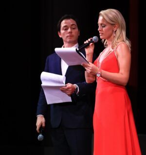 Yanina Studilina Instagram - «Студилина затмила всех на открытии фестиваля «Будем жить» или «Все мужчины не могли оторвать глаз от Янины Студилиной»…не скрою безумно приятно читать такие заголовки в прессе 😊

В этом году я стала вместе с Родионом Газмановым ведущей церемонии открытия Международного кинофестиваля «Будем жить», которая прошла в к/т Художественный. Я была счастлива встретить столько друзей на фестивале. Фестиваль двигает нас вперед, и мы обязательно будем развиваться и дальше.

Вот теперь ломаю голову над нарядом на церемонию закрытия!

Красное платье мы еще в июле вместе с @alenaakhmadullina  придумали и специально для меня сшили в ателье #customemade #couturedress 

👗 @alenaakhmadullina_store @alenaakhmadullina 

📸 @viigureva 

#кинофестиваль #краснаядорожка #ведущая #reddress #redcarpetfashion #actorslife #filmfestival