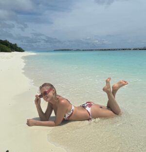 Yanina Studilina Instagram - 🍒☀️❤️ Мальдивские будни 😘

@dhigalimaldives #dhigalimaldives 
#bikinilife #indianocean #beachvibes