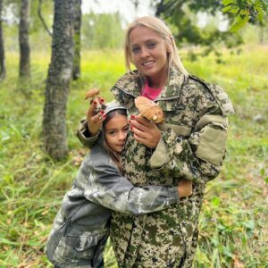 Yanina Studilina Instagram - Если у меня это было в первый раз, могу загадать желание? 

Мне нравится открывать для себя что-то новое! И сегодня я впервые отправилась в лес, далеко от Москвы. Очень была неуверена, что мне понравится, но была очень рада ошибиться!

Собирая грибы, мы наслаждаемся природой вокруг нас. Ласковое солнце проникает сквозь листву деревьев, создавая красивые узоры на земле. Шуршание листьев под ногами и пение птиц надежно сопровождают нас весь путь. Лес становится для нас оазисом спокойствия, где мы можем забыть о городской суете и насладиться моментом, проводя его рядом с любимыми людьми.

А Вы любите тихую охоту?

#лес #грибы #природа #отдыхнаприроде