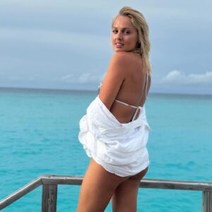 Yanina Studilina Instagram - Хотите быть продуктивным в работе, разрешите себе отдохнуть!

Я всегда говорю, что люблю свою работу ❤️ в ближайшей перспективе меня ждет огромное количество ярких событий: Тачки, съемки в новом фильме, Открытие международного фестиваля, который я веду, запись моей первой песни (надеюсь уже скоро сделаю презентацию), три премьерных спектакля и много другого!

Чтобы пройти этот важный отрезок, ни на секунду не снижая планки, мне нужна была перезагрузка! И тут я ее получила по полной: каждый день прогулка не менее 10км (вчера вообще за день 23км получилось), теннис, СПА, йога на рассвете! 

И да! Позволяю себя побаловать за столом! Здесь очень вкусно кормят. Выбрать ресторан можно на любой вкус: средиземноморский, индийский, BBQ, японский и многое другое!

Заряд на 101% и Ваша Янина готова вновь покорять любые вершины!

#maldiveisland #vacationmode 
#kuramathiislandresort 
#bikiniseason 
#мальдивы #отдыхнамальдивах