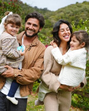 Yanna Lavigne Instagram - Hoje amanheceu e te relatei como fico feliz e encantada com a sua paternidade, a sensação de como tirei a vareta da sorte quando olho pra você exercendo o que é mais lindo, daquilo que amolece o coração, seu paternar é sereno, brincalhão, lúdico e apaixonante.
É isso, um combo de me apaixonar por você todos os dias te assistindo ninar, fazendo rir e cair na ternura e na loucura de estar com você nessa. Feliz dia dos pais, pro meu, para os seus, pra você e para todos!! Amo vocês!! @brunogissoni

📸 @verticalconteudo