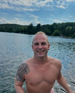 Yannick Nézet-Séguin Instagram - Stepping off the podium and into summer 😎☀️

Descendre du podium et plonger dans l’été 😎☀️

#SummerVibes #Sunshine #GrillMaster #SummerFun #LakeDay