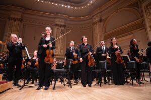 Yannick Nézet-Séguin Instagram - Thursday night’s concert at @carnegiehall was simply amazing, sharing the stage with the National Youth Orchestra All-Stars and @daniiltrifonov. But the magic didn’t end there… Last night, I ran into one of the musicians that performed in the concert. This young violist thanked me for our musical week spent together, saying he especially appreciated the emotional output we all put into Shostakovich Seventh Symphony. He emphasized that it cannot be played without feeling the pain. After hearing this, I can tell you one thing is for certain: classical music is in good hands with the younger generation. To the musicians — thank you all for an unforgettable concert and for your inspiring energy.

Le concert de jeudi soir à @carnegiehall était incroyable, partageant la scène avec les “Étoiles” de l’Orchestre national des jeunes des États-Unis et @daniiltrifonov. Mais la magie ne s’est pas arrêtée là… Hier soir, j’ai croisé par hasard l’un des musiciens qui a joué dans le concert. Ce jeune altiste m’a remercié pour cette semaine musicale passée ensemble, disant qu’il appréciait surtout l’investissement émotionnel que nous avons tous mis dans la Septième de Chostakovitch. Il a souligné qu’on ne peut pas la jouer sans ressentir la douleur. Après avoir entendu cela, je peux vous dire une chose avec certitude : la musique classique est entre de bonnes mains avec la jeune génération. Aux musiciennes et musiciens — merci pour un concert inoubliable et pour votre énergie inspirante.

#CarnegieHall #NYOAllStars #LivePerformance #InspiringMusicians #ClassicalMusicLives