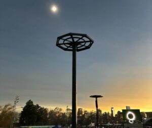 Yannick Nézet-Séguin Instagram - L’éclipse du siècle à Montréal! 🌒 Nous sommes très fiers d’avoir participé à cet évènement historique qui a rassemblé une foule immense au @parcjeandrapeau aujourd’hui. Merci à @espacepourlavie d’avoir invité l’OM et @nezetseguin à jouer pendant les précieuses minutes avant l’éclipse totale et à accompagner la grande Diane Dufresne. Un moment inoubliable! 🌙🤍 Y étiez-vous?