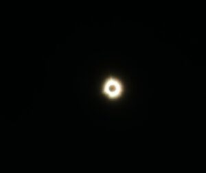Yannick Nézet-Séguin Instagram - L’éclipse du siècle à Montréal! 🌒 Nous sommes très fiers d’avoir participé à cet évènement historique qui a rassemblé une foule immense au @parcjeandrapeau aujourd’hui. Merci à @espacepourlavie d’avoir invité l’OM et @nezetseguin à jouer pendant les précieuses minutes avant l’éclipse totale et à accompagner la grande Diane Dufresne. Un moment inoubliable! 🌙🤍 Y étiez-vous?