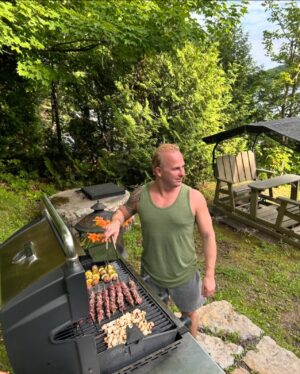 Yannick Nézet-Séguin Instagram - Stepping off the podium and into summer 😎☀️

Descendre du podium et plonger dans l’été 😎☀️

#SummerVibes #Sunshine #GrillMaster #SummerFun #LakeDay