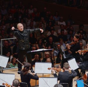 Yannick Nézet-Séguin Instagram - Retour sur une saison 2023-24 incroyable avec l’@orchestre_metropolitain! Je suis tellement reconnaissant pour tous les moments inoubliables partagés avec cette famille unie et notre public exceptionnel ... Montréal, je t’aime!! Notre dernier concert dimanche dernier, mettant en vedette la Symphonie No. 6 de Mahler et Alap d’Evangelista, a terminé la saison d’une manière intense, passionnée et émouvante. Au plaisir de vous revoir lors de notre fantastique saison estivale! 🥹💖

Reflecting on an incredible season with the @orchestre_metropolitain! Feeling thankful for all the unforgettable moments shared with this close-knit family and our dedicated audience... Montréal, I love you! Our final concert this past weekend, showcasing Mahler’s Symphony No. 6 and Evangelista’s Alap, was an intense, passionate and emotional end to our season. See you all in our fantastic summer season! 🥹💖

📸: @fgoupil
