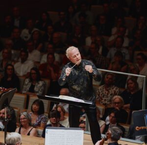 Yannick Nézet-Séguin Instagram - Retour sur une saison 2023-24 incroyable avec l’@orchestre_metropolitain! Je suis tellement reconnaissant pour tous les moments inoubliables partagés avec cette famille unie et notre public exceptionnel ... Montréal, je t’aime!! Notre dernier concert dimanche dernier, mettant en vedette la Symphonie No. 6 de Mahler et Alap d’Evangelista, a terminé la saison d’une manière intense, passionnée et émouvante. Au plaisir de vous revoir lors de notre fantastique saison estivale! 🥹💖

Reflecting on an incredible season with the @orchestre_metropolitain! Feeling thankful for all the unforgettable moments shared with this close-knit family and our dedicated audience... Montréal, I love you! Our final concert this past weekend, showcasing Mahler’s Symphony No. 6 and Evangelista’s Alap, was an intense, passionate and emotional end to our season. See you all in our fantastic summer season! 🥹💖

📸: @fgoupil