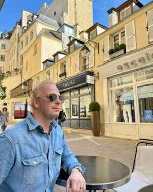 Yannick Nézet-Séguin Instagram - Taking a moment to breathe in the Parisian air and recharge before the last performance of Die Walküre with the @rotterdamphilharmonic at the Théâtre des Champs-Élysées tomorrow! 🇫🇷🎻

Prendre une pause pour respirer l’air parisien et recharger les batteries avant la dernière représentation de Die Walküre avec le @rotterdamphilharmonic au Théâtre des Champs-Élysées demain! 🇫🇷🎻

#ParisianVibes #RotterdamPhilharmonic #DieWalküre #ChampsElyséesConcert #OperaInParis