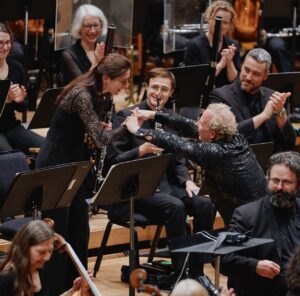 Yannick Nézet-Séguin Instagram - Retour sur une saison 2023-24 incroyable avec l’@orchestre_metropolitain! Je suis tellement reconnaissant pour tous les moments inoubliables partagés avec cette famille unie et notre public exceptionnel ... Montréal, je t’aime!! Notre dernier concert dimanche dernier, mettant en vedette la Symphonie No. 6 de Mahler et Alap d’Evangelista, a terminé la saison d’une manière intense, passionnée et émouvante. Au plaisir de vous revoir lors de notre fantastique saison estivale! 🥹💖

Reflecting on an incredible season with the @orchestre_metropolitain! Feeling thankful for all the unforgettable moments shared with this close-knit family and our dedicated audience... Montréal, I love you! Our final concert this past weekend, showcasing Mahler’s Symphony No. 6 and Evangelista’s Alap, was an intense, passionate and emotional end to our season. See you all in our fantastic summer season! 🥹💖

📸: @fgoupil