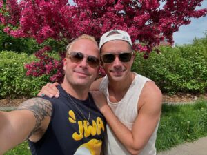 Yannick Nézet-Séguin Instagram - Encore une belle journée à Montréal avec mon bel homme! ☀️👬

Just another beautiful day in Montreal with my beautiful husband! ☀️👬

#Montreal #CityLife #CoupleGoals #LoveIsLove #BeautifulDay #SunshineAndSmiles