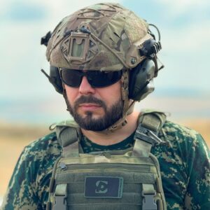 Yaroslav Sumishevskiy Instagram - Благотворительный концерт в зоне СВО. 

В понедельник 29 июля мы отправились в зону СВО, чтобы поддержать наших солдат и провести благотворительный концерт, а еще навестить нашего друга Александра Храпу, который служит в 2ШБ добровольческого отряда Святого благоверного князя Александра Невского.

Поездка в целом выдалась непростой. До места мы добирались более суток, ехали на машине. По прибытии в целях безопасности мы выключили свои мобильные телефоны и остались без связи. Но благодаря Саше мы могли поддерживать связь с родными.

Для наших солдат мы привезли бытовые принадлежности (вещи, которые крайне необходимы в тех условиях), а также тепловизор, который они просили.

Благодарим всех, кто переживал и поддерживал нас в этой поездке.
Спасибо нашим военным за то, что приняли нас.

Поездка удалась. Мы уже дома.
Скоро подробнее расскажу и покажу, как это было.