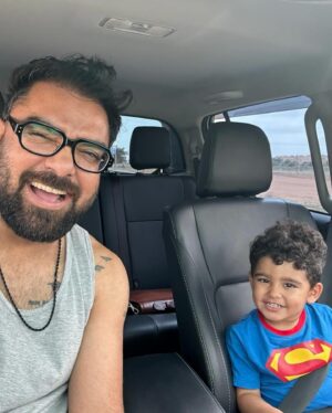 Yasir Hussain Instagram - Happy Father’s Day, @yasir.hussain131 you’re the glue that holds our family together❤️
YOU ARE OUR HERO!