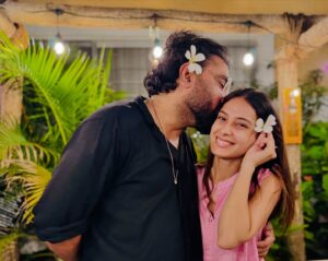 Yasir Hussain Instagram - Me my lovely wife old friends flowers and Ali’s music was Cherry 🍒 on the top 
🌺 🎶 🌱 
Swipe left for 🎵 

#dinner #chats #music #friends #life #love
