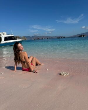 Yasmin Erbil Instagram - pinky beach💞💖🍬🩷🦩