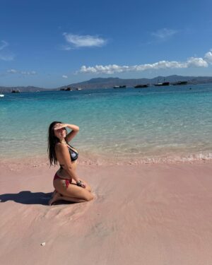 Yasmin Erbil Instagram - pinky beach💞💖🍬🩷🦩