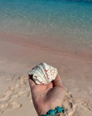 Yasmin Erbil Instagram - pinky beach💞💖🍬🩷🦩