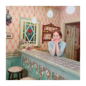 Yasuko Matsuyuki Instagram - .
マル秘の密子さん🩷第一話
いよいよ今夜22時放送です！

是非ご覧ください♪

今日も密子さん、スタジオ撮影中です
もしかしたら、初インスタLiveやるかも

やってみようかな...どうでしょう...?

#マル秘の密子さん
#福原遥
#松雪泰子