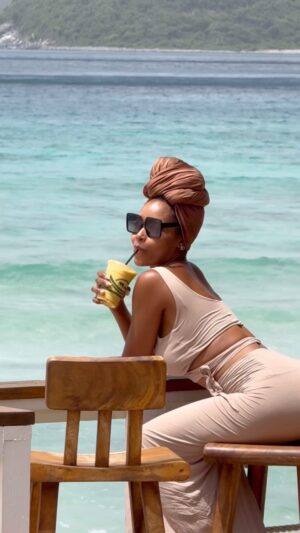 Yaya DaCosta Instagram - @summersizzlebvi put me up at the Long Bay Beach Resort and I was in bliss…
The perfect meeting of nature and luxury.
Thank you, @longbaybvi 🧘🏾‍♀️🏊🏽‍♀️🌊