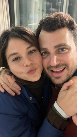 Yedidia Vital Instagram - מתוך החיים, בתוך החיים, פרקים חדשים של #המניפה החל מהיום, כל יום חמישי, בכל אפליקציות הפודקאסטים 🎧🪭 ולפתיחה, ג׳וי באה לפתוח את הלב, בעצמה וגם לנו. 
.
.
🩷 @riegerjoy 
🌈@tlv_lgbtq_center 
🎙️ @102fm 
📹 @almog_58
👯 @tal_nissan14

#גויריגר #פודקאסטהמניפה