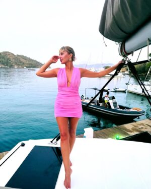 Yeliz Doğramacılar Instagram - 💖 Pembeler aşkına muhteşem bir an da muhteşem @ayacollection.ch ✨yine mi güzeliz yine mi 🌸 @onnobedrirahmi de 🌙
#tavsiye #holiday #göcek #tekne #tatil #öneri #summer