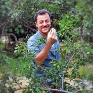 Yetkin Dikinciler Instagram - Kaç hüzün, kaç sevinç geçti ömrümüzden, saymadık... Koca kış geçti, şimdi baharın zamanı... Sayma, geriye ne kaldı diye! Çık dışarı, şimdi dalından erik zamanı... #hayat #sivrice #assos