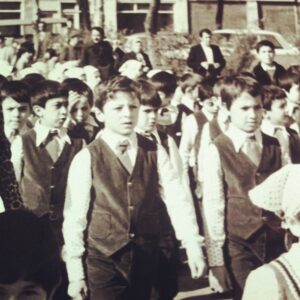 Yetkin Dikinciler Instagram - Fotoğraflar siyah beyazdı,
Hava güzel, güneşli çocuklar sıcacıktı. Renkler içimizdeydi, geleceği boyayacaktık gökkuşağına. Sokaktan eve değil, evden sokağa kaçardık. Terli terli su içip, mutluluğu kovalardık. Herkesle birlikte, ama kendi ayaklarımızla yürürdük. Arada yasaklansa da, sokaklar hep vardı. Gözlerimiz ileride,  başlarımız yukarıdaydı... Yine sokaklardaydık... O gün 23 Nisandı... #23Nisan