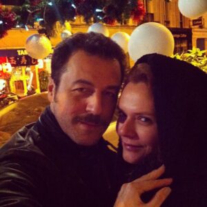 Yetkin Dikinciler Instagram - Yıllar geçer, yollar yürünür.
Ruhlar sevgiyle bedene bürünür... #sevgiliyıllar :)