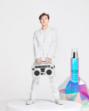 Ying Chi Yuet Instagram - 面對自己嘅夢想，由韓國練習生，到男團出道再到選秀節目，我非常珍惜每一次表演嘅機會💪🏻只有堅持做我熱愛嘅音樂🎵我就會充滿能量，展現獨有嘅信心與光芒💫

而堅持自己相信嘅嘢又點會得我一個呢？ @CliniqueHK 亦一樣堅持對每樣產品進行敏感性測試，加上超過 50 年皮膚科研數據🔬，研發出新一代嘅 #Laser淡斑去印精華 🧪加入透明質酸及日本玉露萃取，舒緩修復各種因皮膚損傷而引起嘅黑色素沉澱問題🌚，令我皮膚透亮水潤，減淡印痕，保濕唔敏感💧，還原應有嘅原生光澤，令我喺台上都可以盡情展現自我，Bring Out Your Brilliance💫！

要保持透亮肌膚就要堅持！而家仲有限定優惠「科研鑽光套裝」低至58折(HK$1,310)！包括 #Laser淡斑去印精華 100ml  #Laser淡斑去印精華 40ml 極致勻淨亮肌精華水30ml  #Laser緊緻去紋精華 10ml，全方位提升肌膚勻淨度及光澤，綻放 #亮白鑽光肌！

想了解更多閃亮故事➕購買限定「亮白勻淨套裝」，立即上Clinique官網 clinique.com.hk 喇😉

#CliniqueHK #EvenBetter #EvenBrighter #BringOutYourBrilliance #綻放亮白鑽光肌 #Laser淡斑去印精華 #全港銷量No1美白精華 #細貓 #應智越 
#細貓 #YingChiYuet #MrLittleCat @kingswaypr.mkt