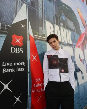 Ying Chi Yuet Instagram - @dbsbankhk x @surrealhk 以 “Live more, Bank less” 為題，喺中環鬧市展出一幅鬥魚“游”維港嘅作品。原來呢幅畫係為咗即將開幕嘅 DBS Treasures 分行打響頭炮而創作㗎！

咁靚嘅作品，我就率先去打咗卡啦！期待 DBS Treasures 分行開張嘅同時，記得把握時間，用你嘅創意打卡方法，跳入 “DBS Live more  world” ，一齊 Live more, Borderless！！！

#DBSHK
#LivemoreBankless
#中環鬥魚