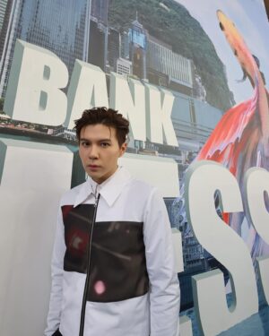 Ying Chi Yuet Instagram - @dbsbankhk x @surrealhk 以 “Live more, Bank less” 為題，喺中環鬧市展出一幅鬥魚“游”維港嘅作品。原來呢幅畫係為咗即將開幕嘅 DBS Treasures 分行打響頭炮而創作㗎！

咁靚嘅作品，我就率先去打咗卡啦！期待 DBS Treasures 分行開張嘅同時，記得把握時間，用你嘅創意打卡方法，跳入 “DBS Live more  world” ，一齊 Live more, Borderless！！！

#DBSHK
#LivemoreBankless
#中環鬥魚