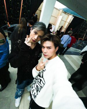 Ying Chi Yuet Instagram - 2023年度叱咤樂壇流行榜頒獎典禮記招
出盡力笑😿真係笑唔出
水晶車廂很恐怖
嚇到想嘔🤮
離開車廂即刻開心返😮‍💨🤪

感謝大家到場支持😽❤️

Hairstylist @cyruschuk_hairpage 
Makeup artist @lulee_makeup_artist 
Stylist @m.mmmatthew 
Wardrobe @yoke_tokyo @domrebel from @harveynicholshk
Shoes @louboutinworld