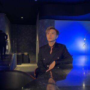 Ying Chi Yuet Instagram - 《去邊啊Do姐》韓國篇完結
好多謝台前幕後的每一位
多謝Do姐
多謝監製，五隻憤怒鳥，生日神秘男
多謝兩位經理人嘉蘭&Elaine
多謝통역사누나

回憶很開心難忘
感謝大家嘅包容
畢生難忘❤️

第一次係綜藝節目有很多不足的地方
希望下次有機會嘅話
比觀眾見到不一樣的我😎

Thanks my wardrobe @aiglehongkong @adlibfashion @decon.tailormade

#你是天使我是屎
#導遊話唔包合照
#互相拍照
#每朝健身房各自運動