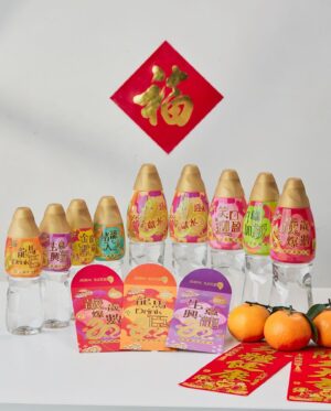 Ying Chi Yuet Instagram - 🧨🧨農曆新年又到，大家預備好慶祝新年未？我就已經預備好開工利是🧧，希望我嘅工作夥伴心想事成，身體健康！
屈臣氏蒸餾水今年亦特別推出🐉新春限定版包裝，8款不同嘅樽身設計寫咗唔同嘅「臣」龍開運願望，其中1款仲係隱藏版，大家係時候要飲多啲水，召喚「臣」龍現身喇！🐲🐲

想喺龍年開個靚頭嘅話，咁就要參加埋佢哋嘅推廣活動喇！凡購買屈臣氏指定飲品，再以「分分有禮‧滴滴賞」手機應用程式內嘅二維碼掃瞄器，掃瞄飲品樽蓋或拉環之二維碼，仲可以參加抽獎，有機會得到價值$38,000 嘅999足金「臣」龍🐲擺設 ！

而家喺7-Eleven、OK便利店或百佳網店購買屈臣氏飲品滿指定金額，仲可以獲得精美利是封🧧一包，我就最想收到 『龍馬「drink」神』利是喇，留言話我知你想收到邊款啦！

百佳網店:https://www.pns.hk/zh-hk/promo/WatsonsWater
屈臣氏網店: https://www.watsons.com.hk/zh-hk/promo-watsonswater_flagship_store

立即叫埋親朋戚友一齊參加，有獎齊齊中啦🎉：https://ww-fun.com/hk/cny_game_details
活動受條款及細則約束，詳情請參閱：https://ww-fun.com/hk/details/2445

#屈臣氏蒸餾水 #WatsonsWater #臣龍獻水迎新歲 #CNY2024 #龍年運程 #WeCare #嘟樽蓋贏巨獎 #贏獎品