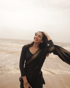 Yogita Bihani Instagram - koi rok le yahiin… ♥️♥️

Filmed by @aishwaryaa.nayak 

Shot on @canonindia_official R5 C   RF 28-70 f/2
#canwithcanon
#vibewithcanon
