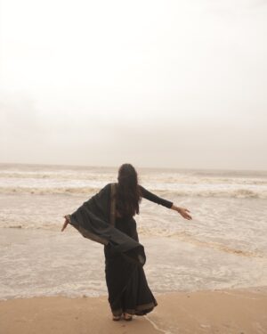 Yogita Bihani Instagram - koi rok le yahiin… ♥️♥️

Filmed by @aishwaryaa.nayak 

Shot on @canonindia_official R5 C   RF 28-70 f/2
#canwithcanon
#vibewithcanon